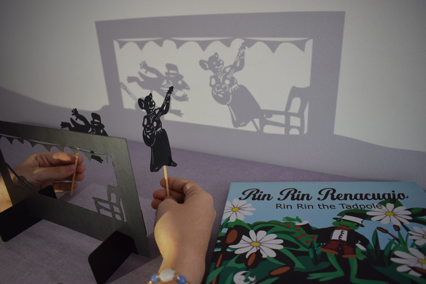 Rin Rin Renacuajo: Un Teatro de Sombras Interactivo (Bilingüe)