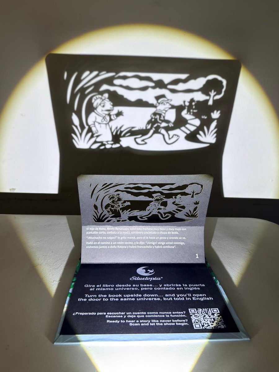 Proyección real de un libro de Siluetopía en la pared