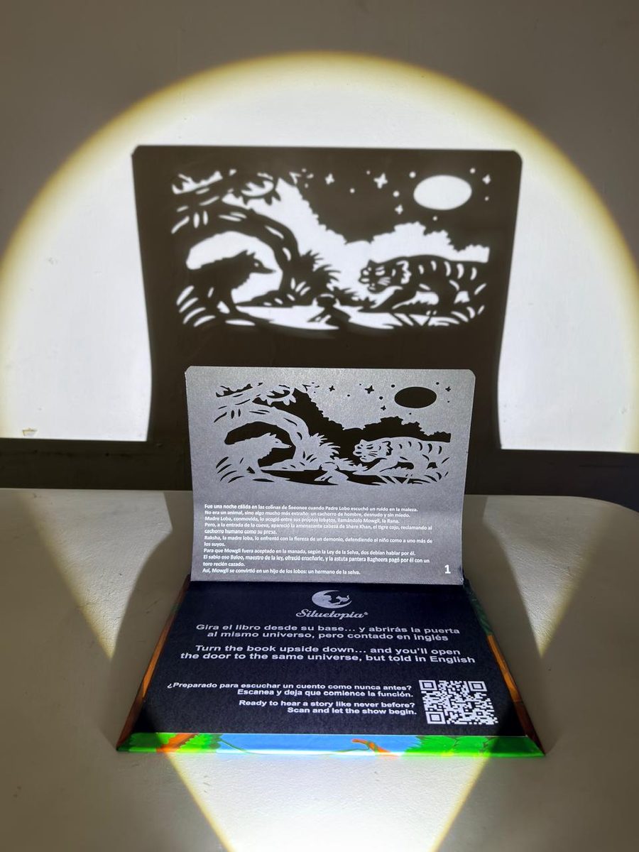 Proyección real de un libro de Siluetopía en la pared