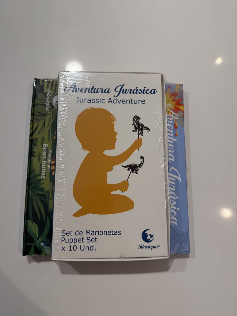 Foto real del libro Siluetopía y sus marionetas