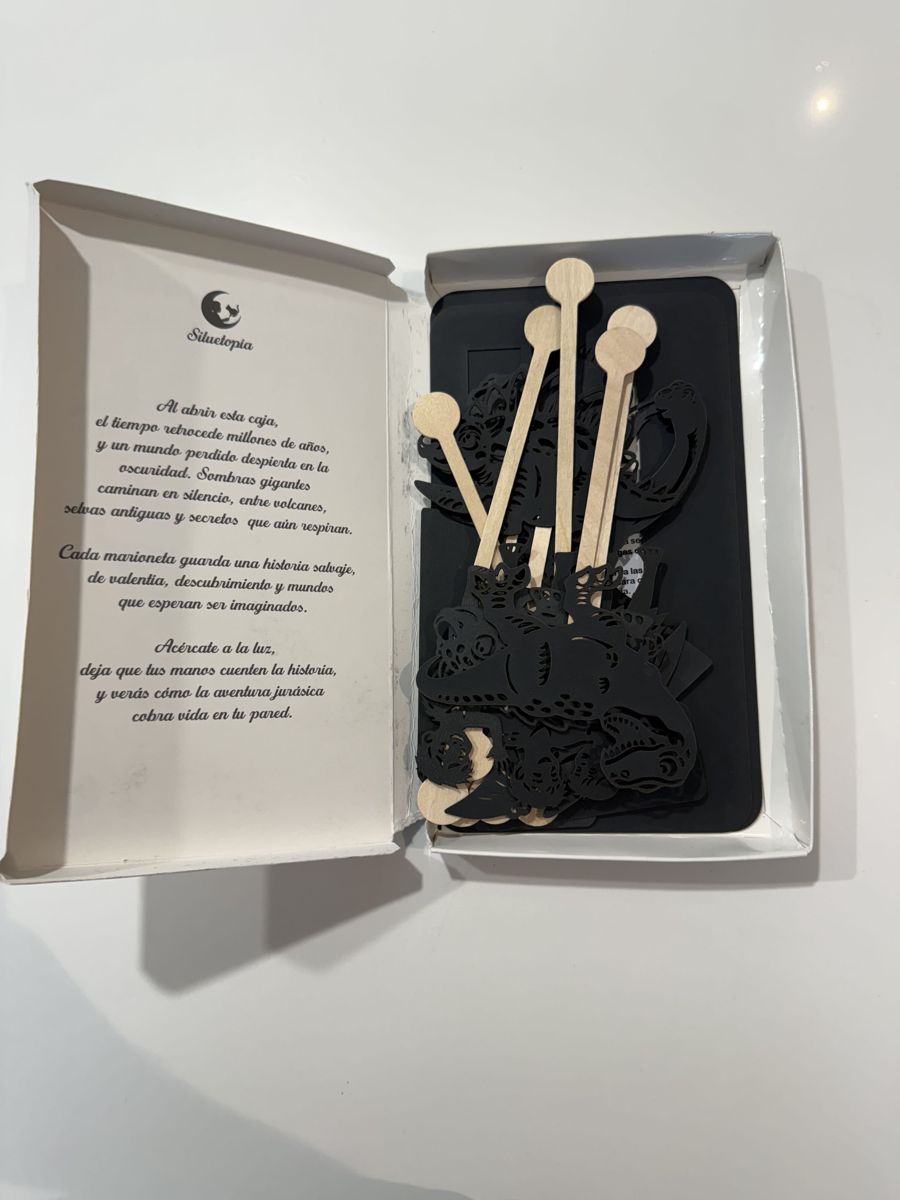 Foto real del libro Siluetopía y sus marionetas