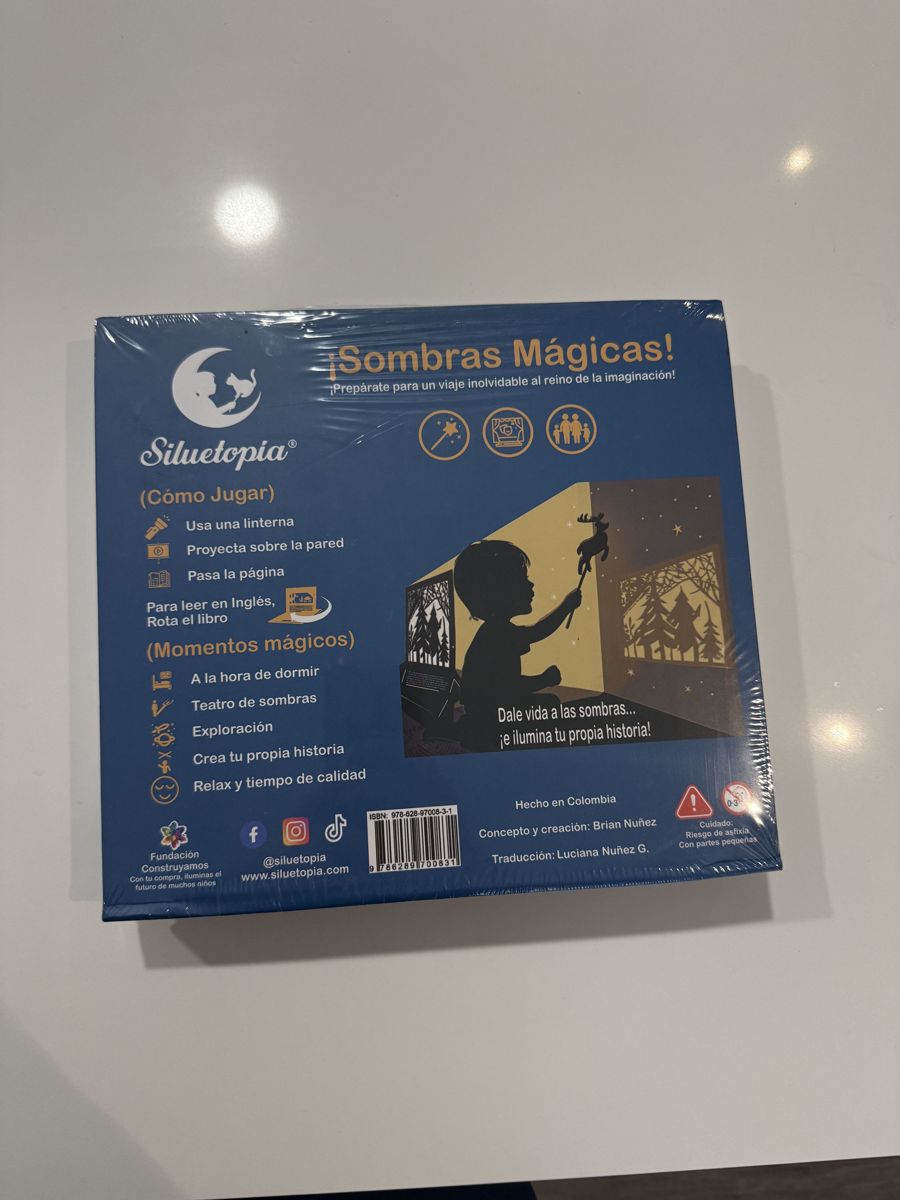 Foto real del libro Siluetopía y sus marionetas
